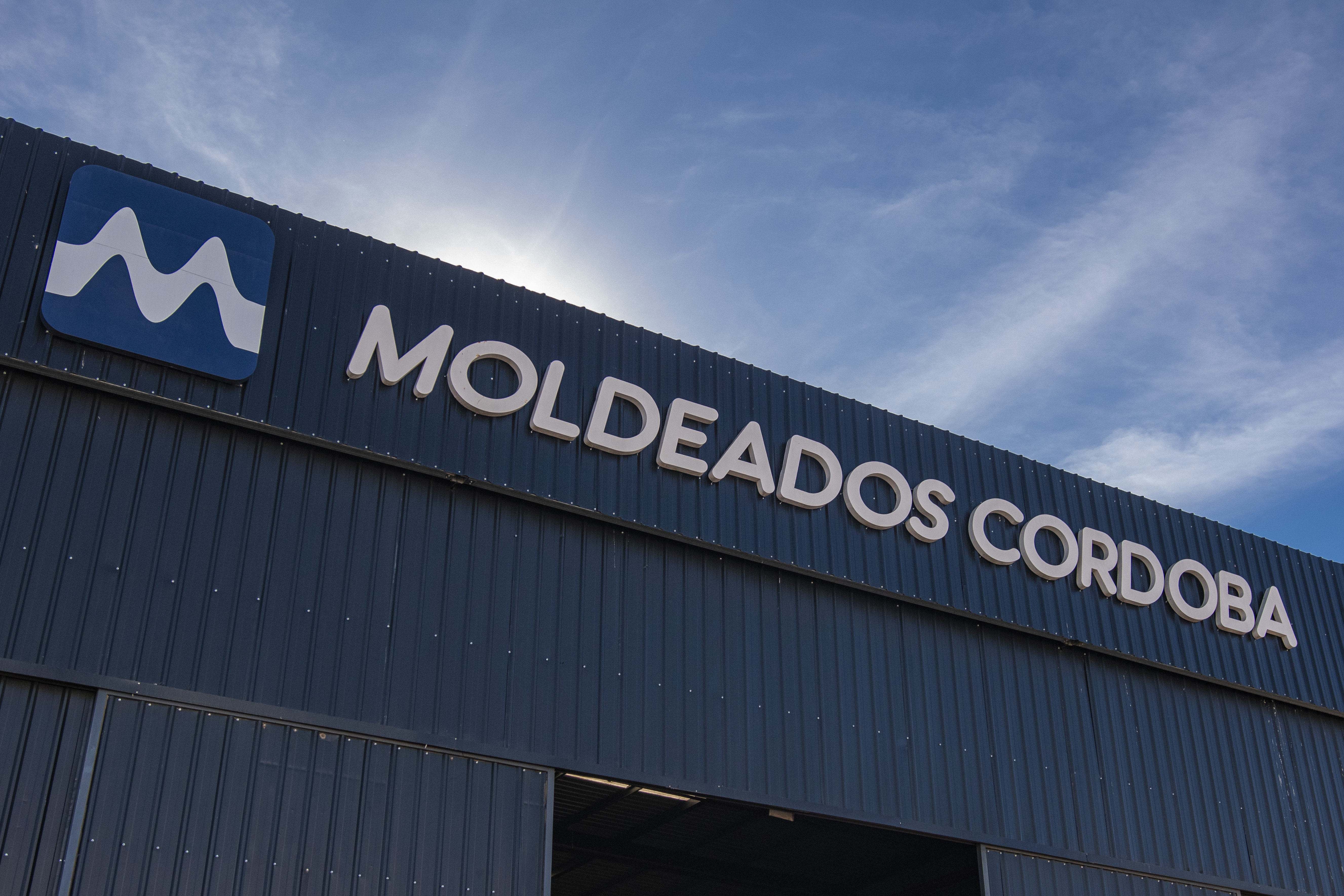 Planta de Moldeados Córdoba, fachada con el logo de la empresa